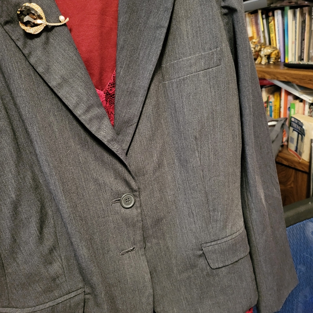 Daisy Fuentes Men's Charcoal Gray Single-Breasted Blazer Brooch And Top Not Incl